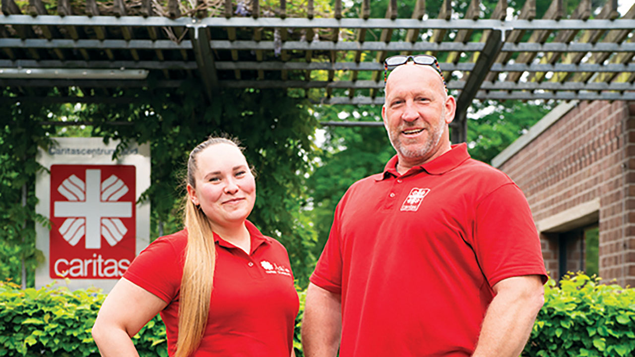 Zwei Mitarbeitende von Caritas 
