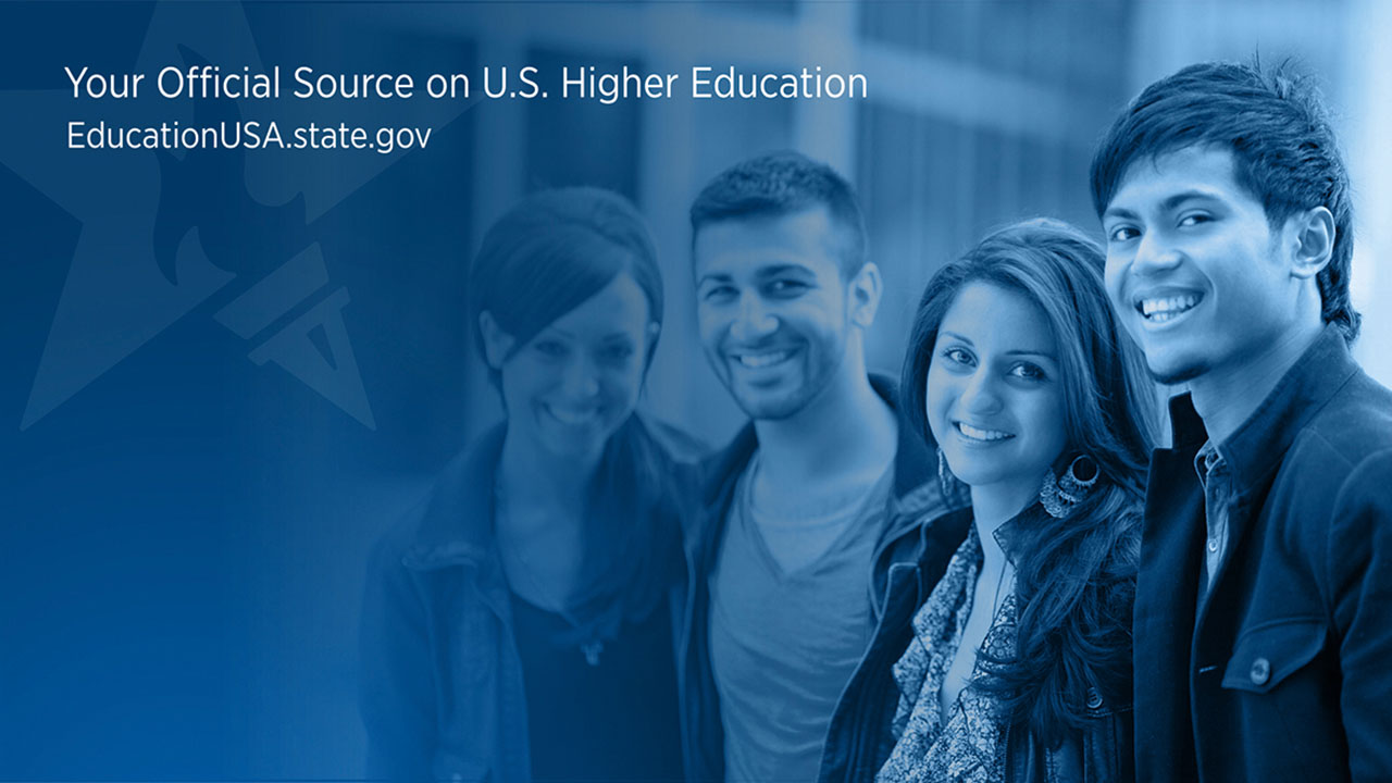 Blau eingefärbtes Bild von vier jungen lächelnden Personen, Bildaufschrift: Your Official Source on U. S. Higher Education