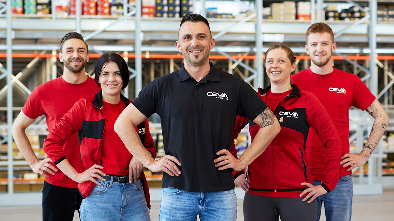 Personen in einer Lagerhalle