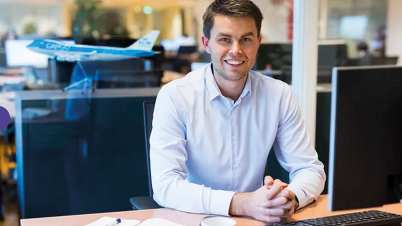 Junger Mann an seinem Arbeitsplatz im Büro