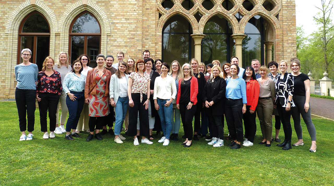 Gruppenbild Mitarbeitende vor Akademie
