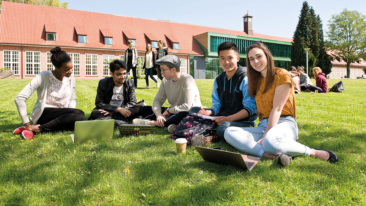 Studierende der Constructor University Bremen auf dem Campus