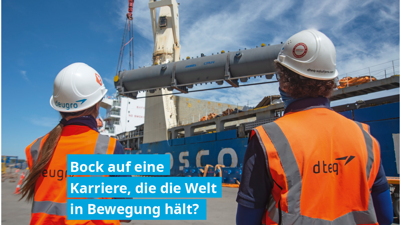 Zwei Mitarbeitende in Arbeitskleidung beobachten eine Verladesituation