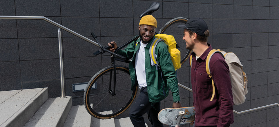 Zwei Personen gehen eine Treppe hoch. 