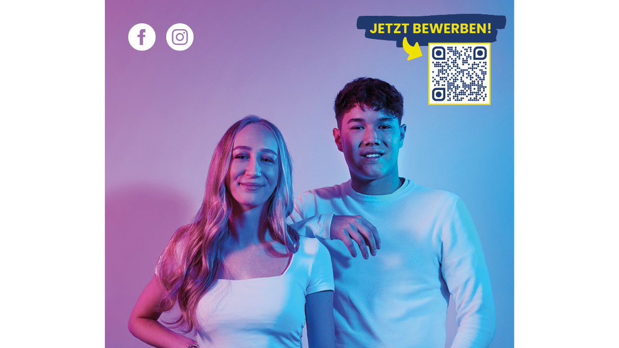 Zwei junge Menschen in weißen Oberteilen stehen vor einem farbigen Hintergrund und lächeln in die Kamera. 