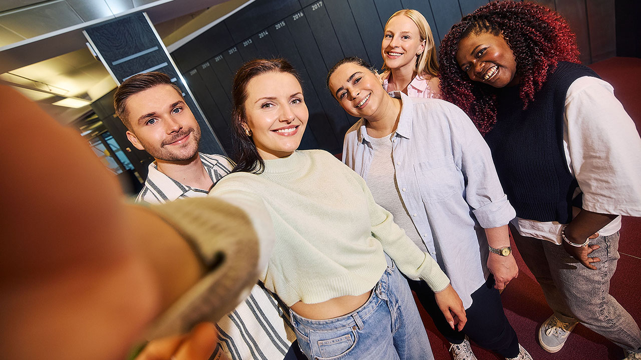 Selfie mit fünf jungen lächelnden Personen