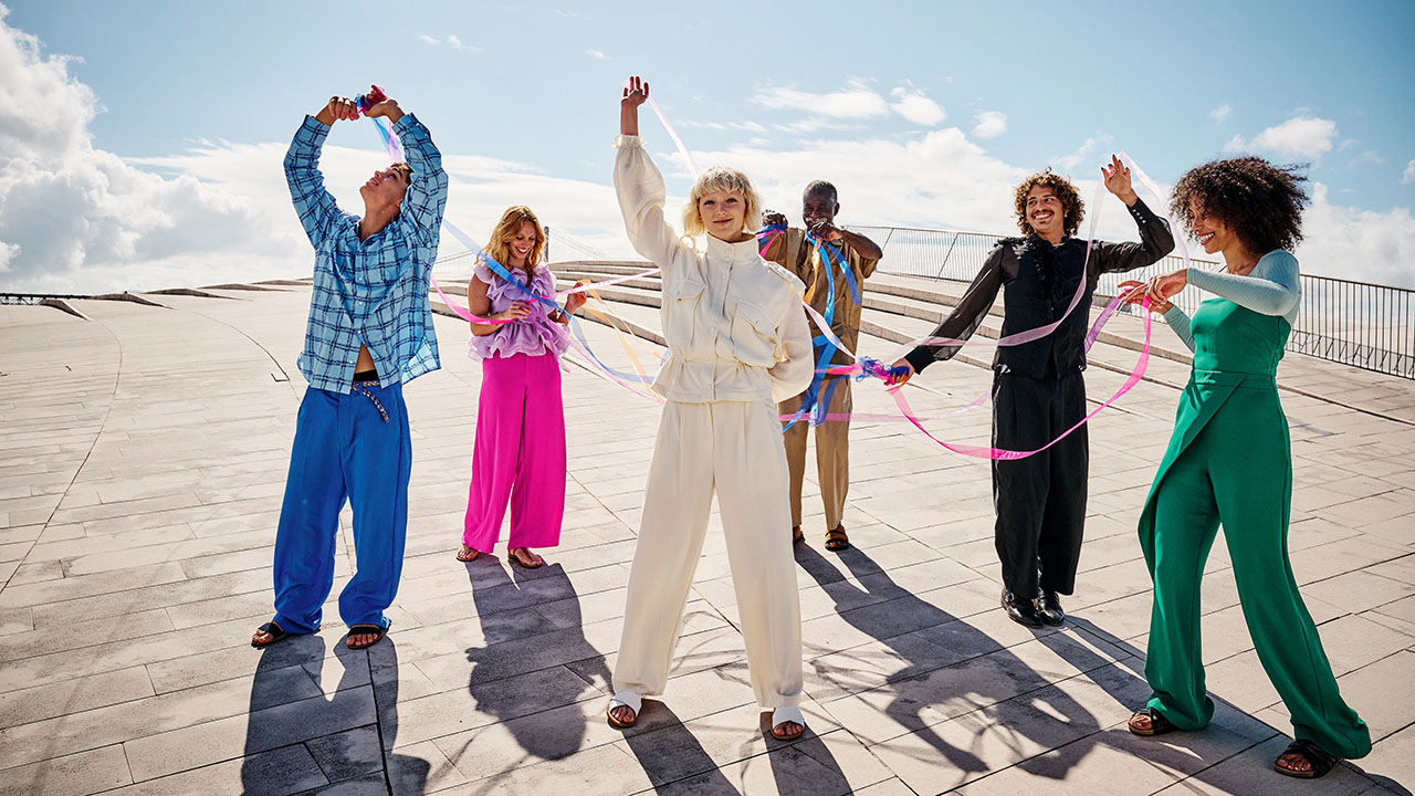 Gruppe von Menschen tanzt in der Sonne