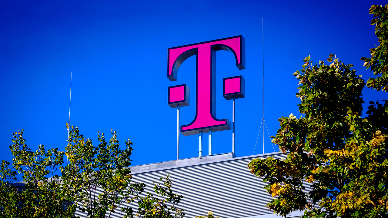 Außenansicht Logo auf Firmengebäude