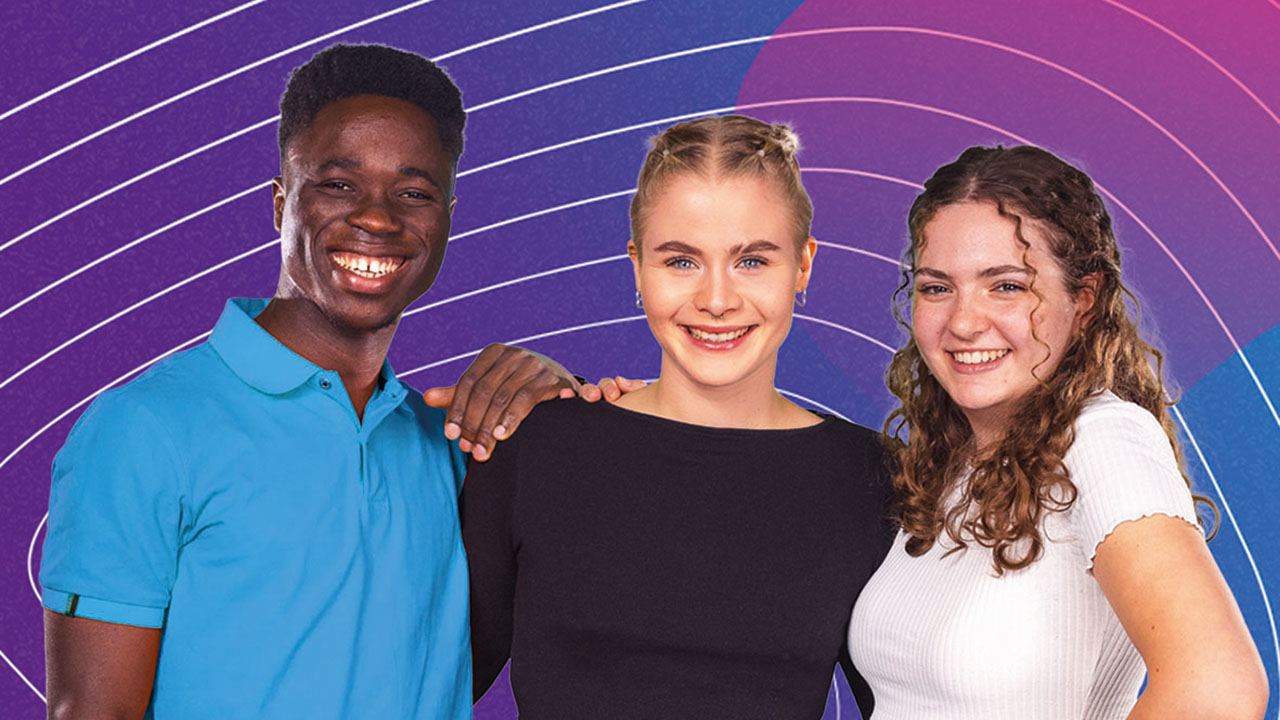 Drei junge Personen Arm in Arm vor einem lilanen Hintergrund mit Kreisen lächeln in die Kamera
