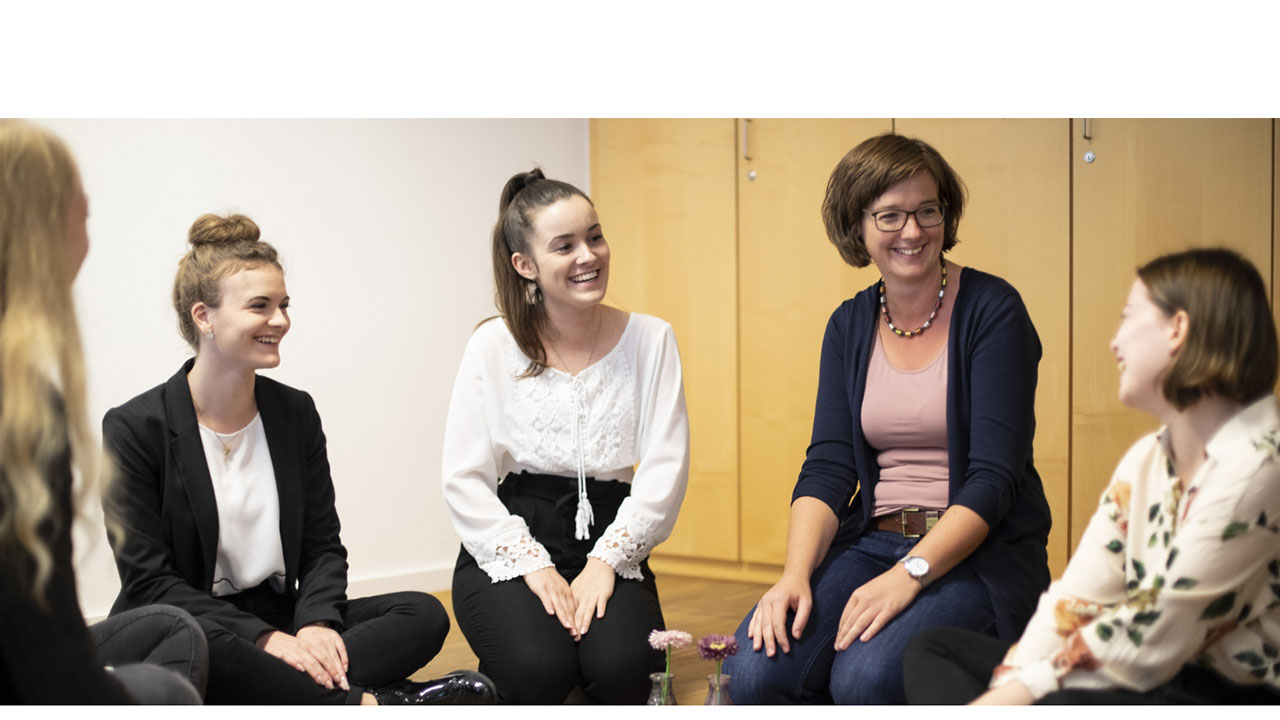 Personen unterhalten sich in einem Sitzkreis