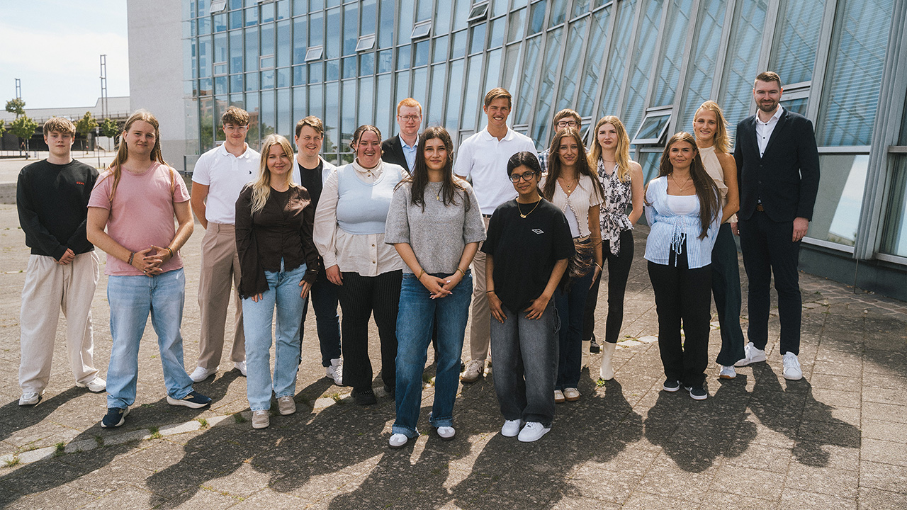 Gruppenfoto von Azubis mit Ausbildenden