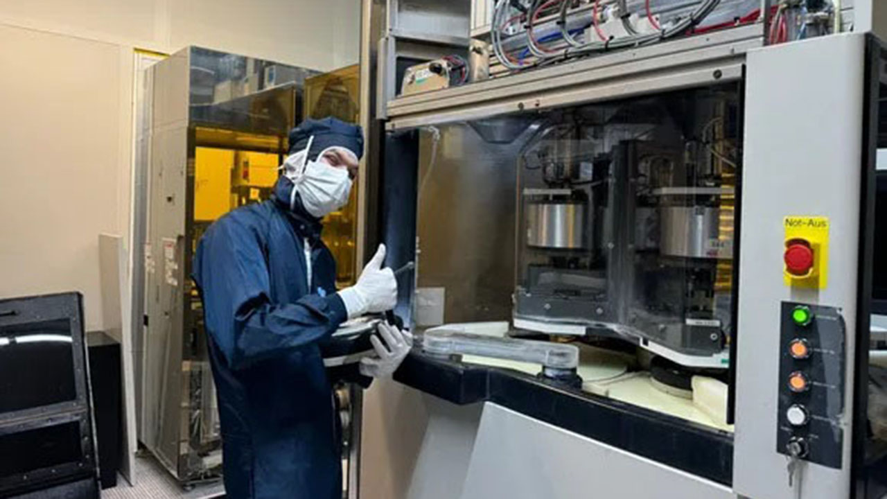 Person in Schutzkleidung in der Produktionsstätte