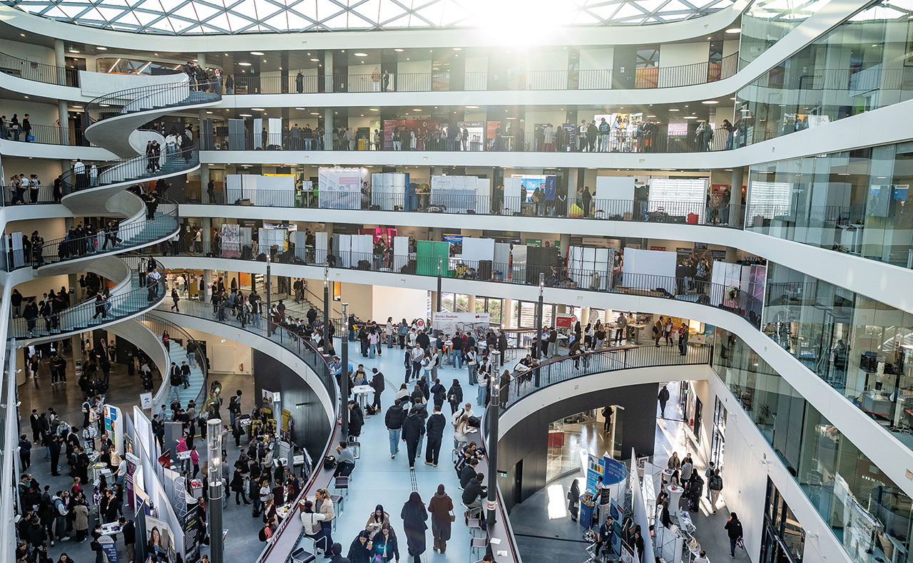 Innenansicht vom Foyer mit den verschiedenen Etagen