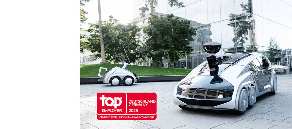 Auto mit Kamera auf der Motorhaube