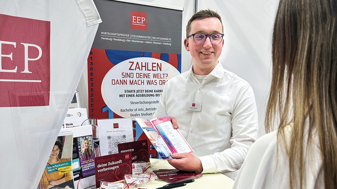 Mitarbeiter von Ehrler Ermer und Partner in einem Gespräch an einem Messestand