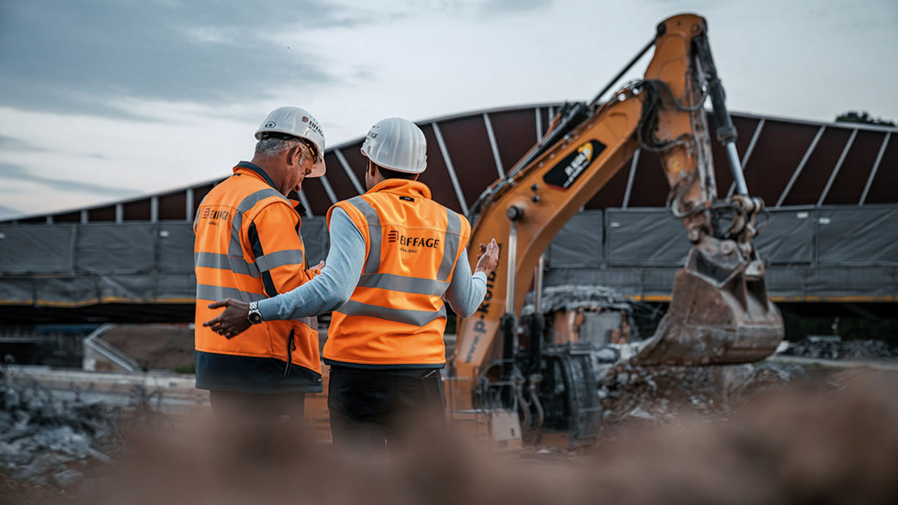 Mitarbeitende von Eiffage Infra-Südwest auf der Baustelle in Schutzkleidung