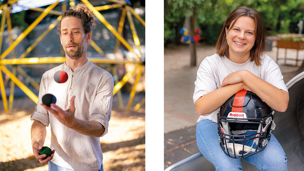 Links ein Mann der auf einem Spielplatz steht und mit Bällen jongliert. Rechts eine Frau die ihre Arme auf einem Football Helm hält.