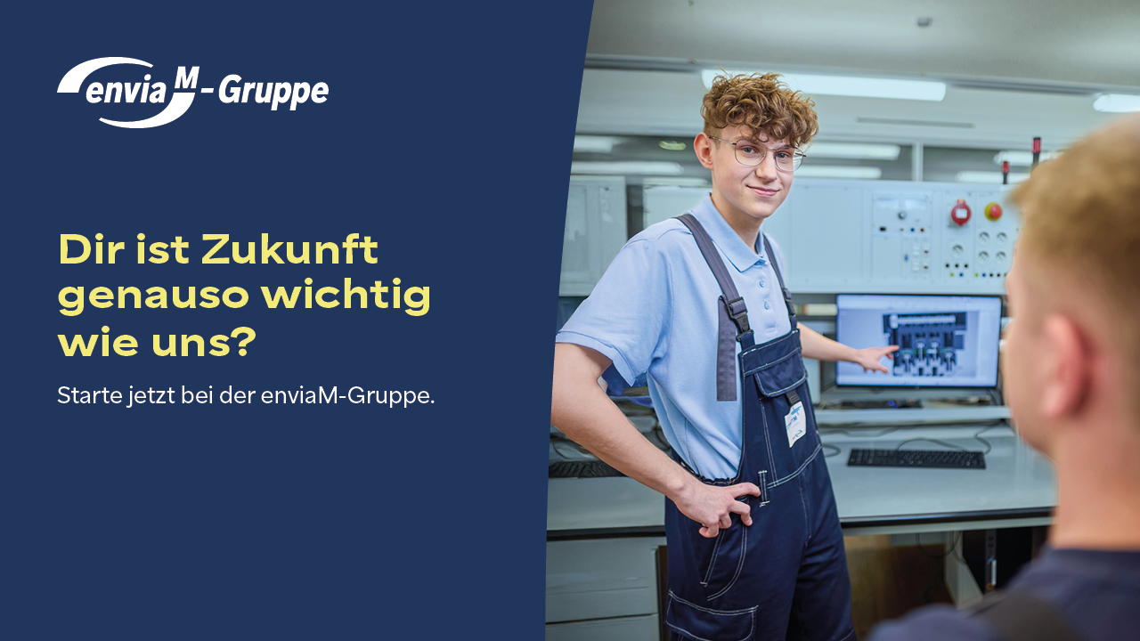 Junger Auszubildender zeigt auf einen Monitor. Links oben der Spruch: Dir ist Zukunft genauso wichtig wie uns? Start jetzt bei der enviaM-Gruppe.