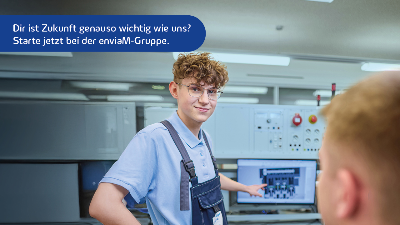 Junger Auszubildender zeigt auf einen Monitor. Links oben der Spruch: Dir ist Zukunft genauso wichtig wie uns? Start jetzt bei der enviaM-Gruppe.