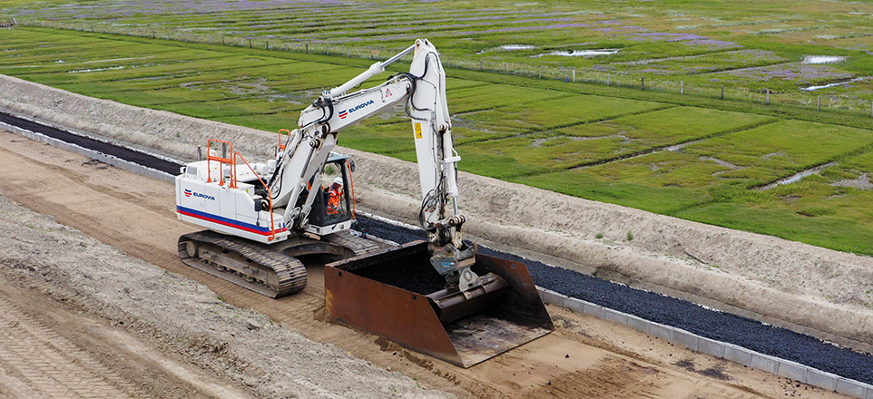 Bagger im Einsatz auf einer Baustelle