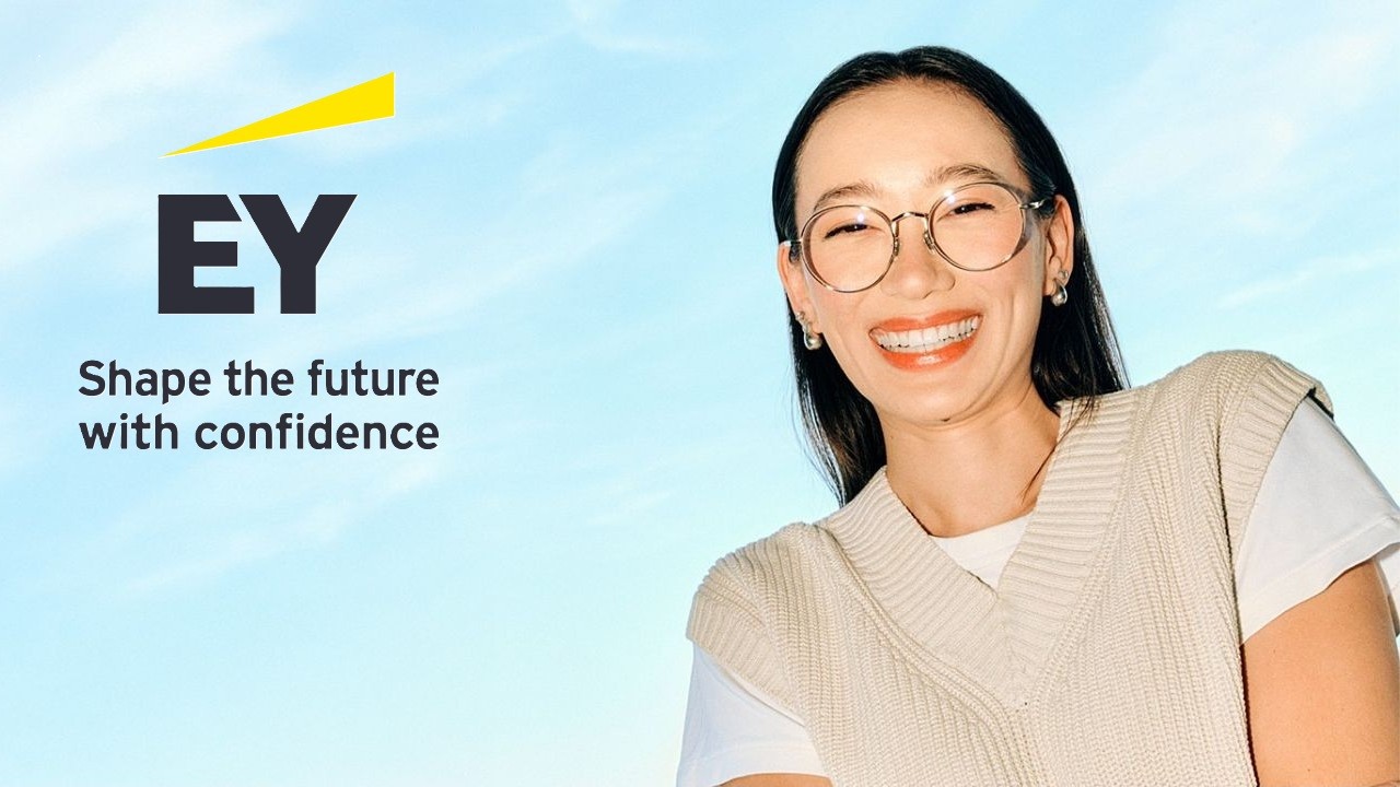 Junge Frau lächelt in die Kamera "EY Shape the future with confidence"
