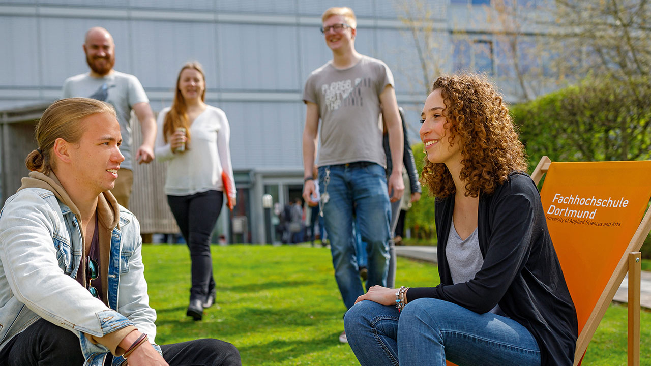 Studieren, das ist mehr als Vorlesung, Seminar und Prüfung. Der Austausch auf dem Campus ist wichtig. Dabei entstehen die bes­ten Ideen.