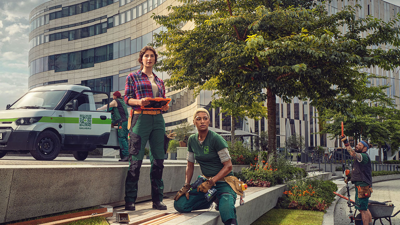 Auf dem Bild ist eine Werbekampagne für den Beruf des/der Landschaftsgärtner*in mit Studienabschluss zu sehen. Es richtet sich offensichtlich an junge Menschen mit Interesse an Klima- und Umweltschutz.