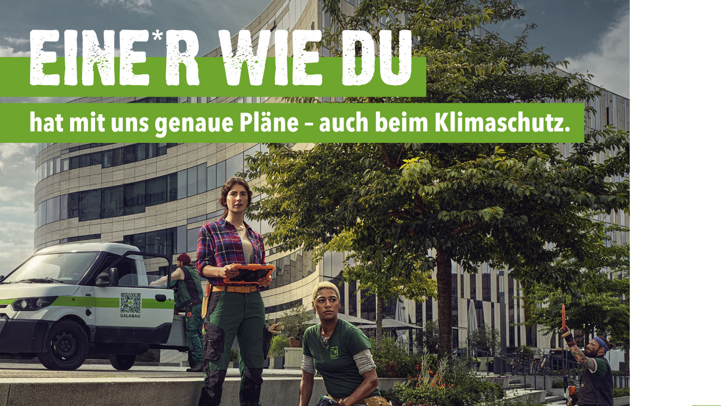 Das Bild zeigt mehrere Personen in Arbeitskleidung, die draußen an Pflanzen und Bäumen arbeiten. Im Hintergrund stehen moderne Bürogebäude und ein kleines Arbeitsfahrzeug. Darüber steht der Slogan EINE/r WIE DU hat mit uns genaue Pläne – auch beim Klimaschutz