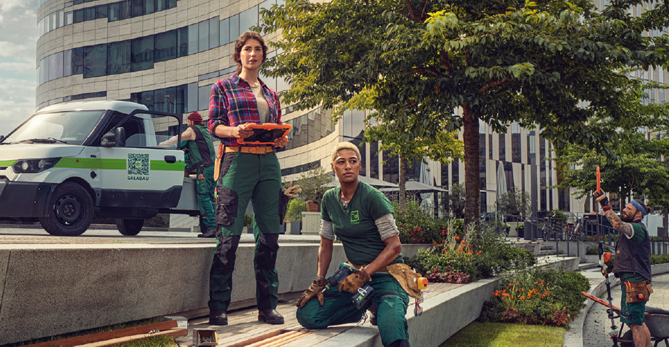 Auf dem Bild ist eine Werbekampagne für den Beruf des/der Landschaftsgärtner*in mit Studienabschluss zu sehen. Es richtet sich offensichtlich an junge Menschen mit Interesse an Klima- und Umweltschutz.