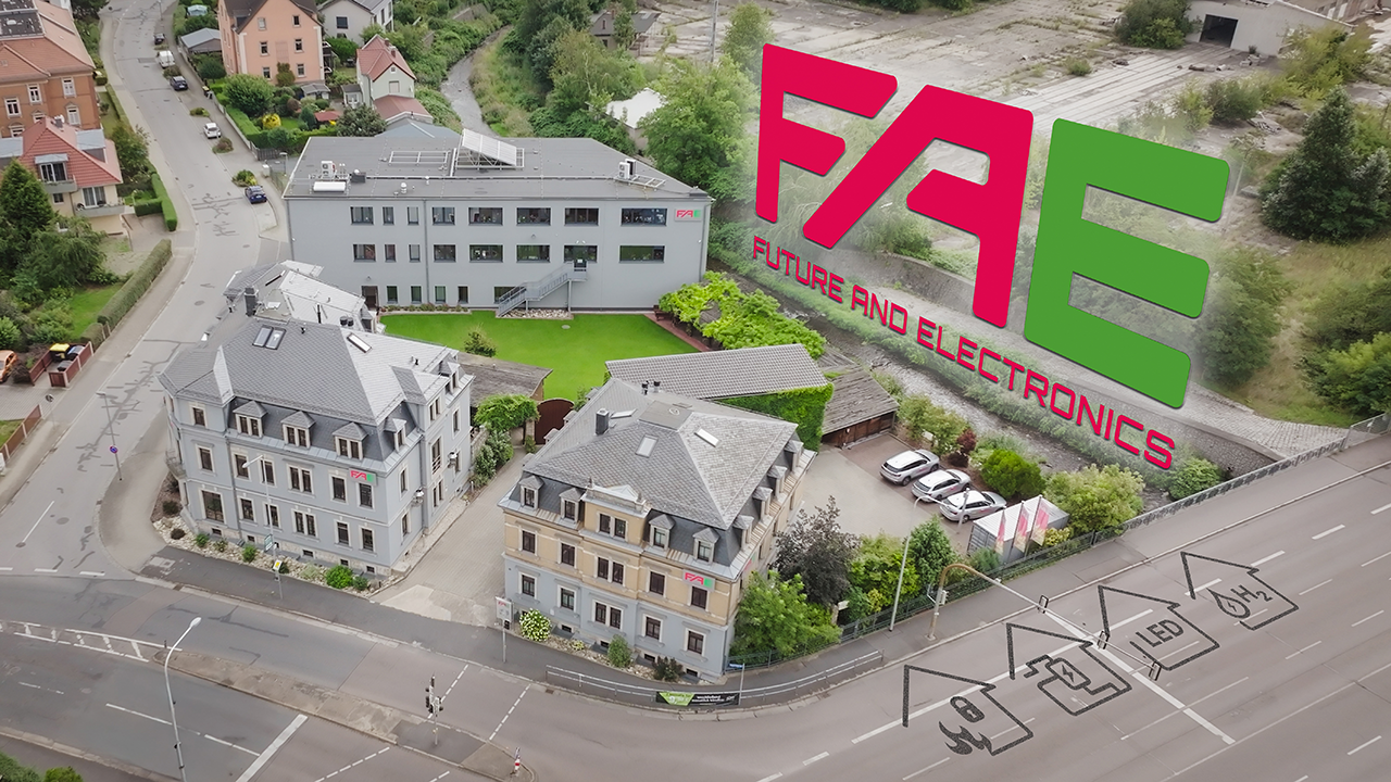 Luftaufnahme der FAE Firmengebäude. Im Bild eingefügt ist der Name FAE und Icons, die für die Profession von FAE stehen: Energie- und Gebäudetechnik.
