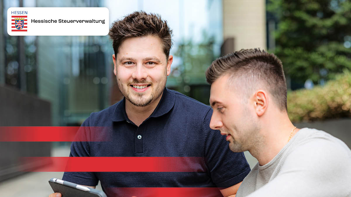 2 Menschen schauen auf ein Tablet