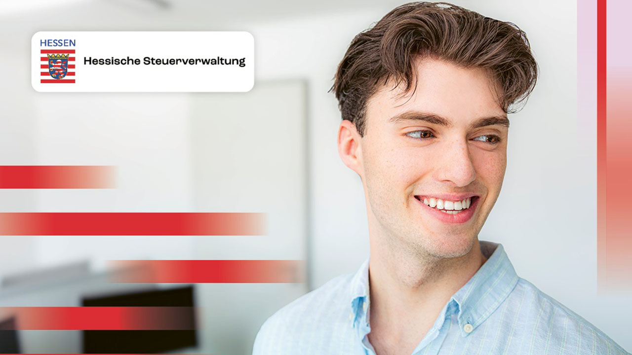 Person lächelt in die Kamera.