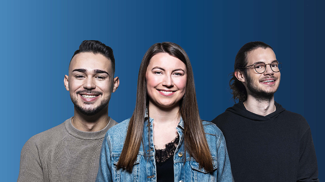 Drei Personen stehen vor blauem Hintergrund und lächeln in die Kamera.
