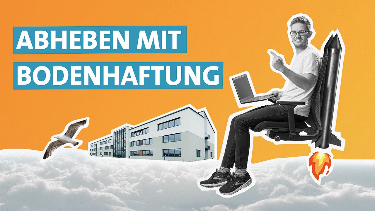 Junger Mann sitzt mit seinem Laptop auf einem Bürostuhl ohne Beine mit einer Rakete als Rückenlehne, seine Füße stehen auf Wolken, vor ihm fliegt eine Möwe, im Hintergrund sieht man vor orangefarbenen Himmel ein Gebäude. Abheben mit Bodenhaftung