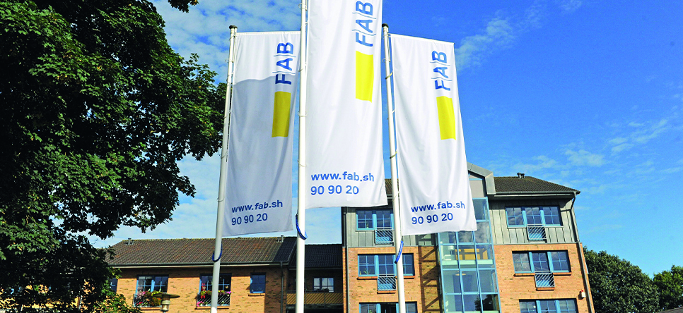 Firmengebäude mit Fahnen davor