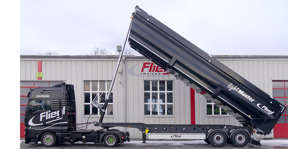 LKW mit Abkippfunktion vor Firmenhalle