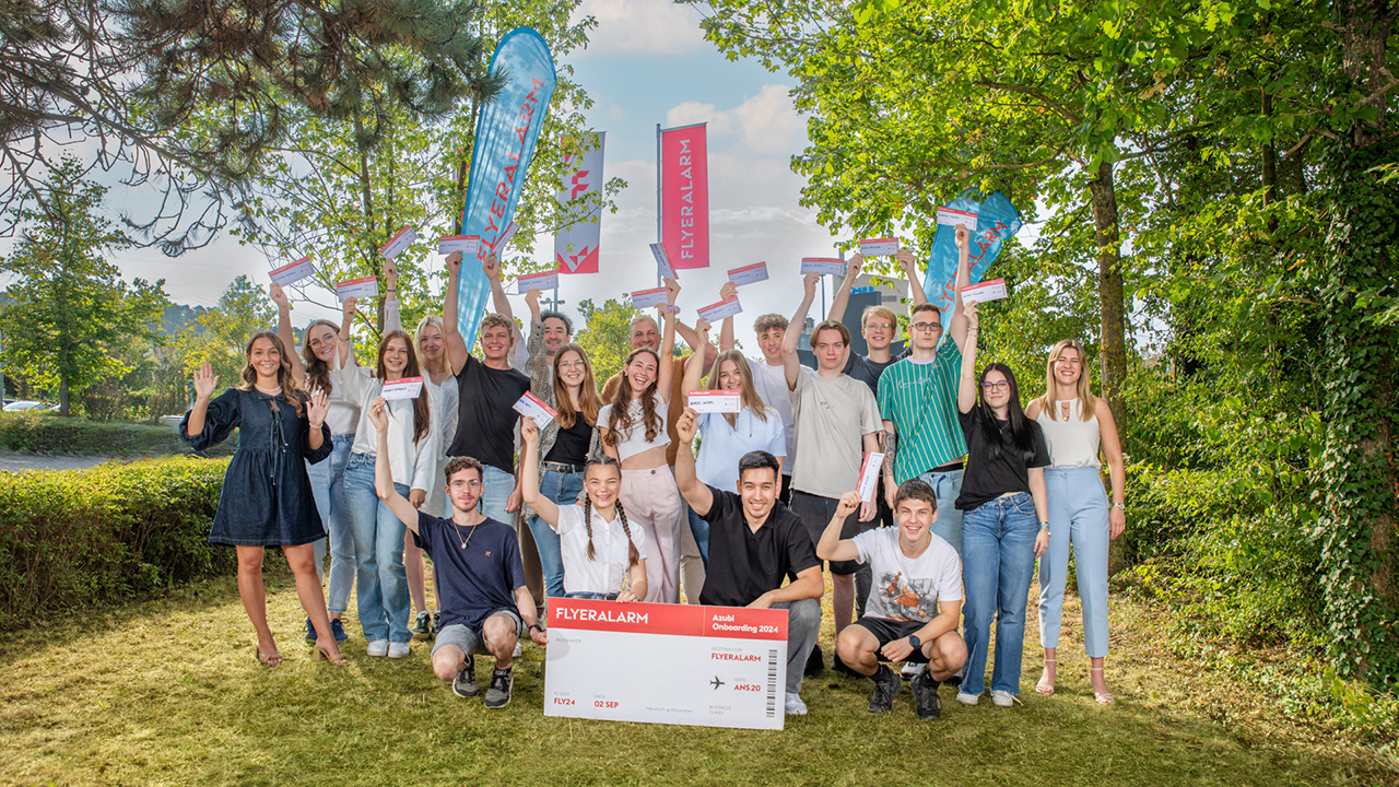 Gruppenbild des neuen Flyeralarm Nachwuchs im Park