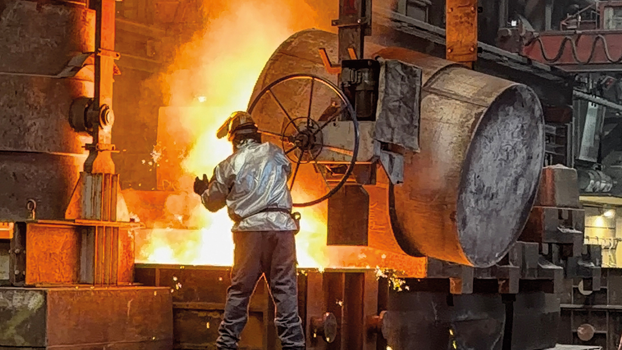 Mitarbeiter bei der Arbeit an Gussmaschine