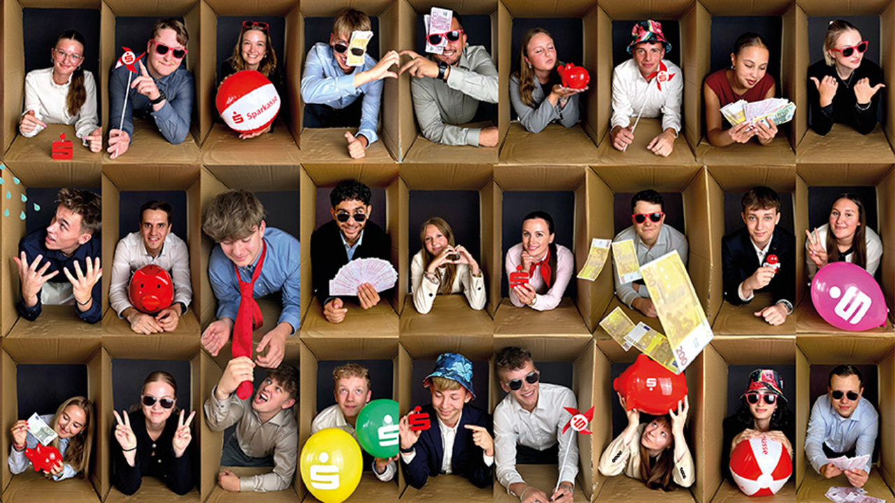 Junge Mensch schauen aus Kartons, die übereinander und nebeneinander stehen heraus.