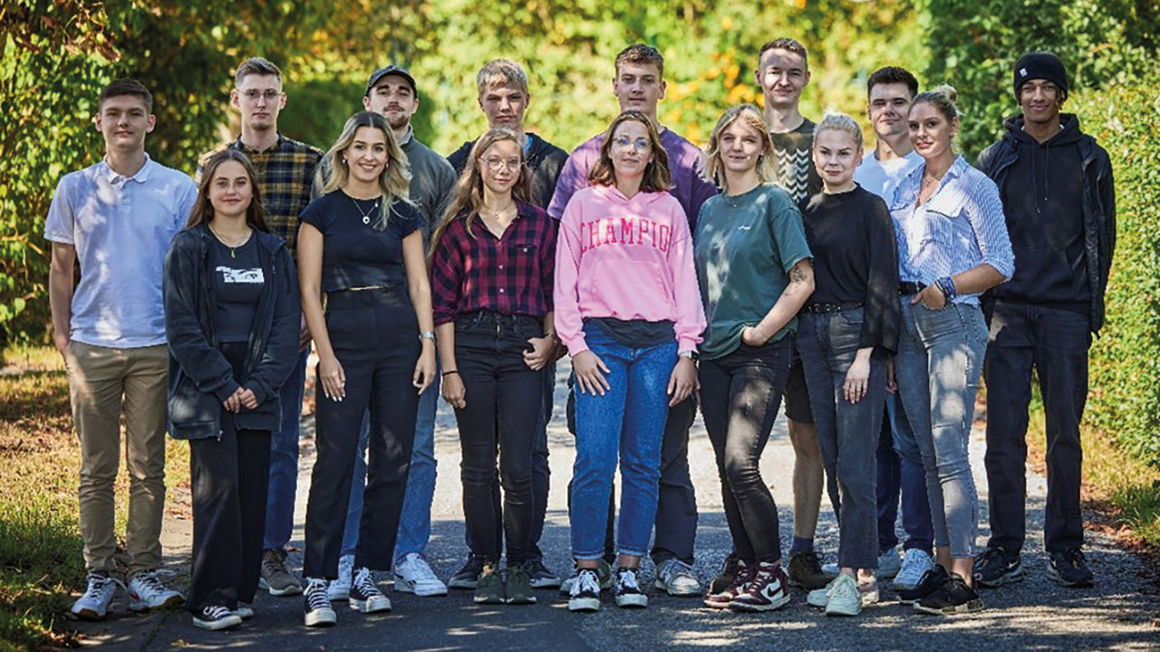Gruppenbild im Grünen mit dem Nachwuchs der Frankonia Handels GmbH & Co. KG