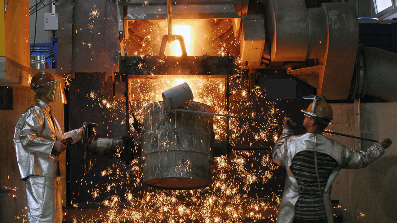 2 Schweißer die mit viel Glut etwas schweißen