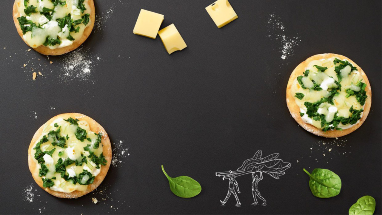 Kleine Pizzen auf schwarzem Hintergrund