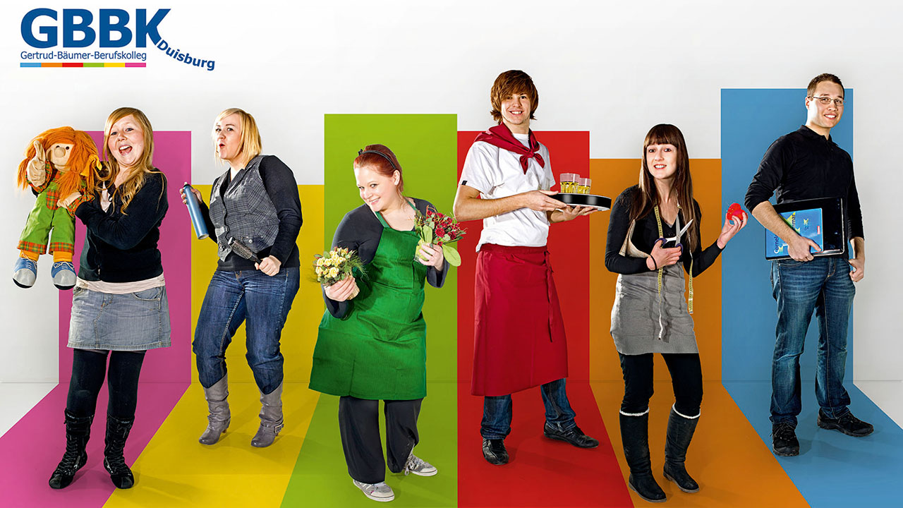 Junge Menschen, die verschiedene Berufsgruppen darstellen
