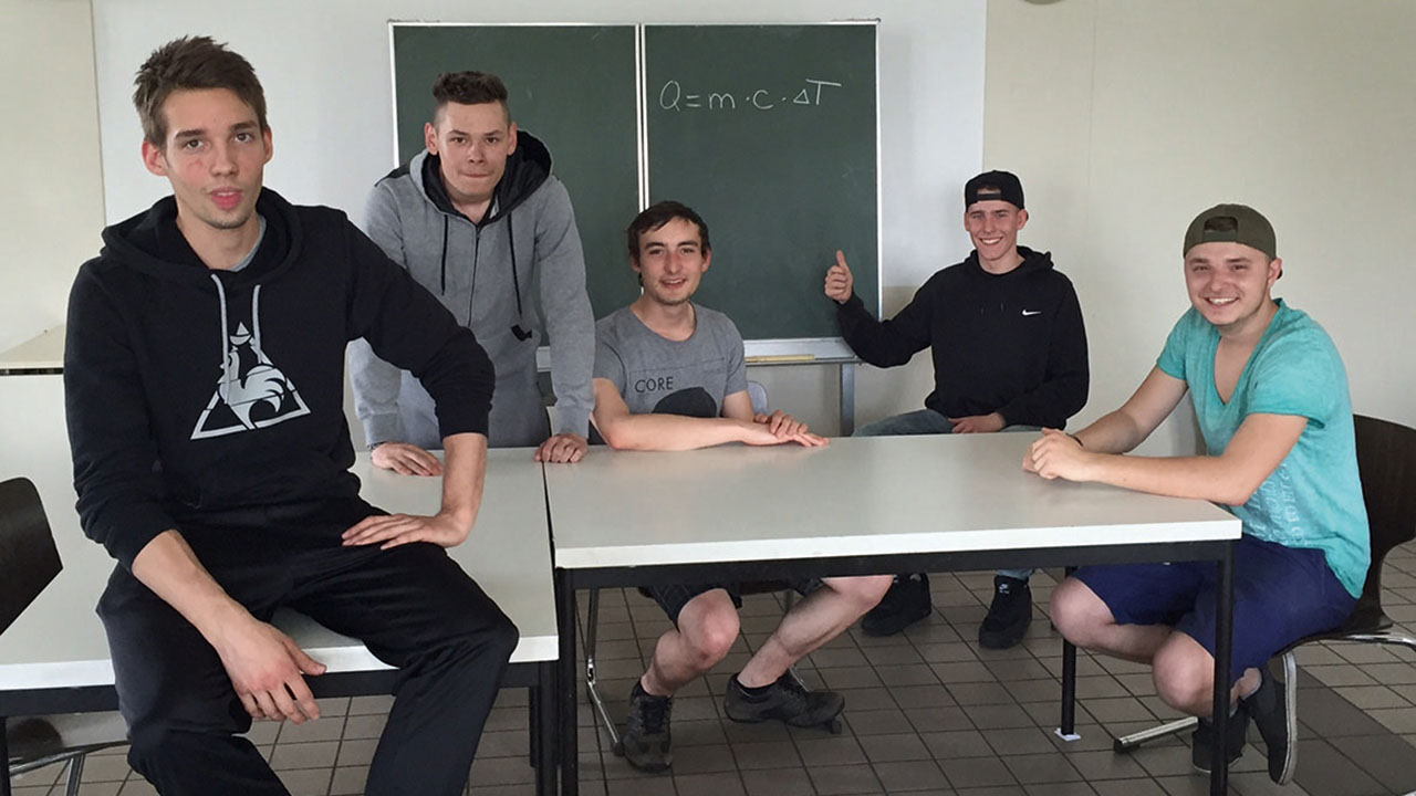 Jugendliche im Unterrichtsraum 