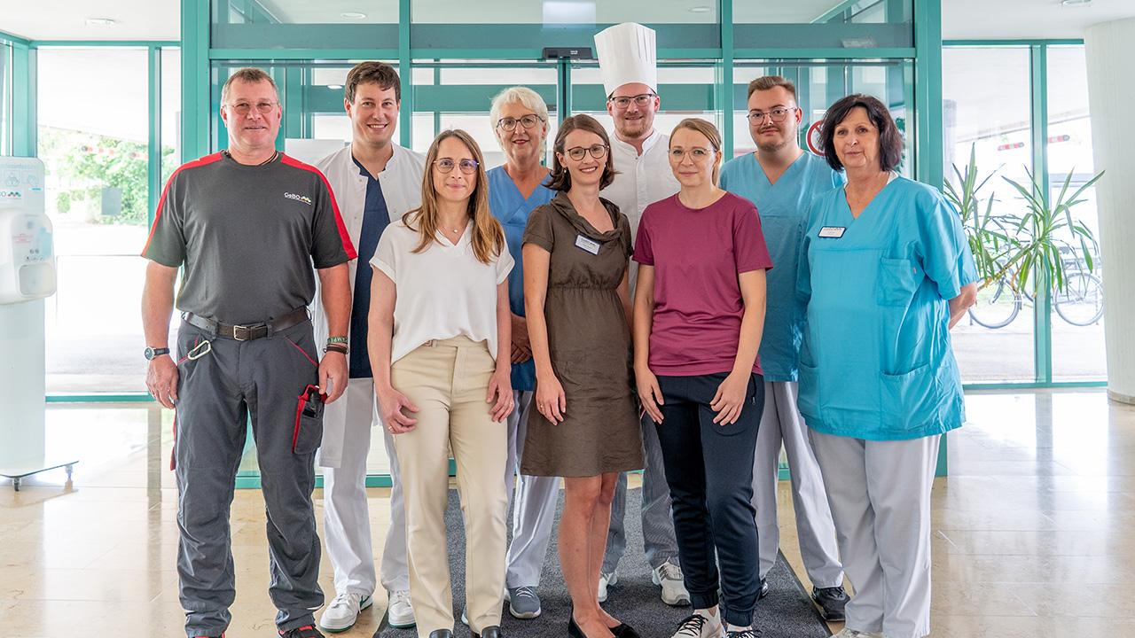 Mehrere Personen in verschiedenen Arbeitskleidungen.