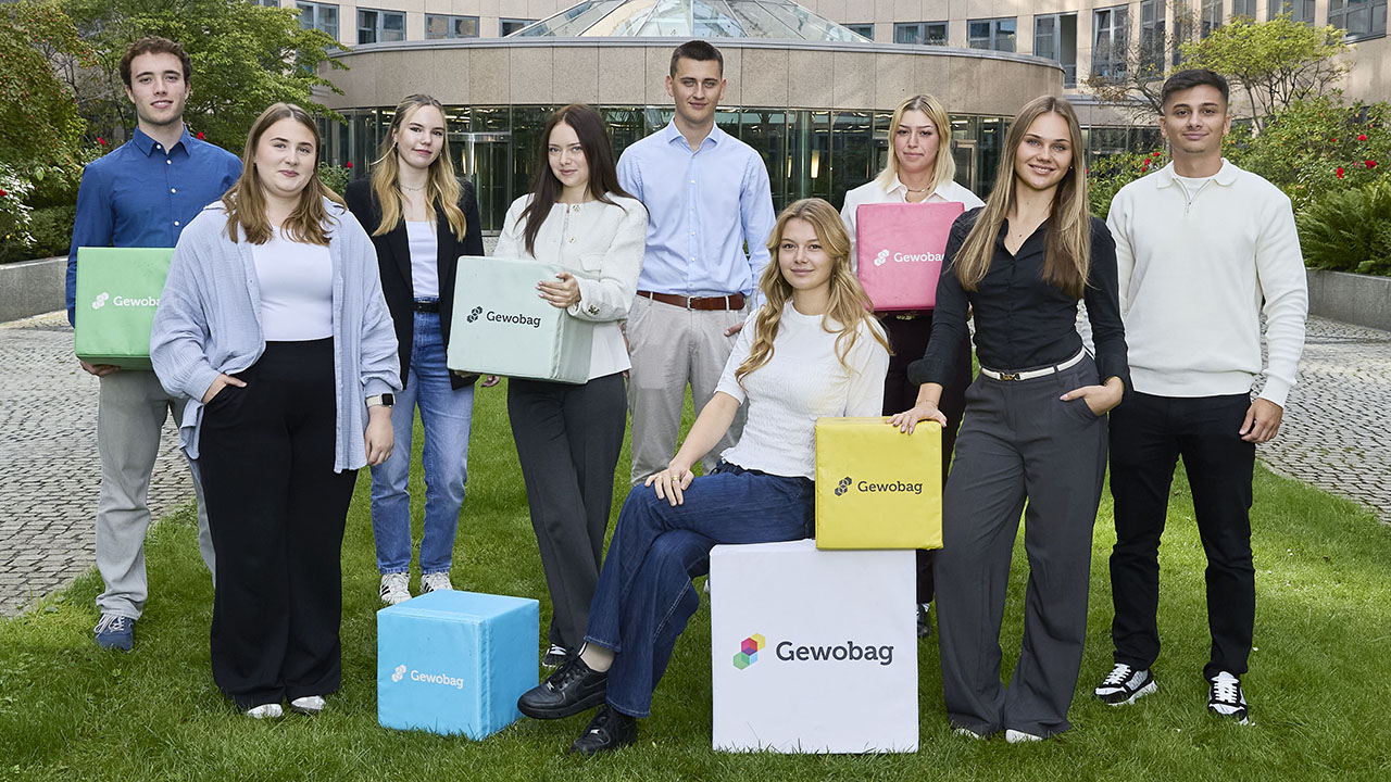 Gruppe von jungen Personen mit bunten Sitzwürfeln