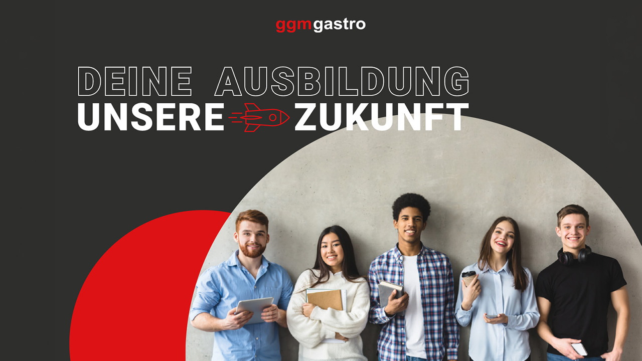 Vor einem schwarzen Hintergrund ist ein kleinerer roter Kreis angeschnitten zu sehen und ein halber grauer Kreis. Vor diesem stehen 5 junge Menschen mit Schreibzeug, Kaffee, Handy und Tablet in der Hand und lächeln freundlich. Darüber der Schriftzug: Deine Ausbildung, unsere Zukunft. ggmgastro