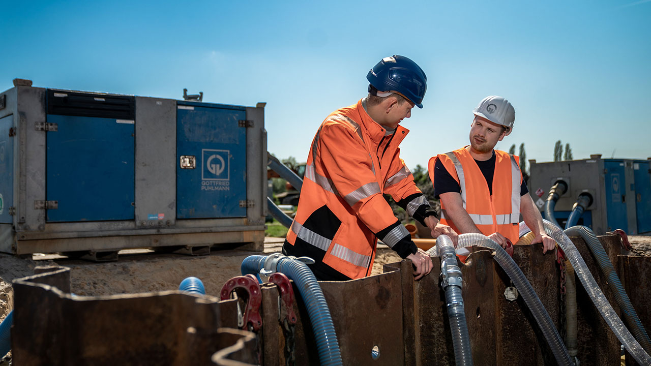 Zwei Bauarbeiter bei der Arbeit auf einer Baustelle