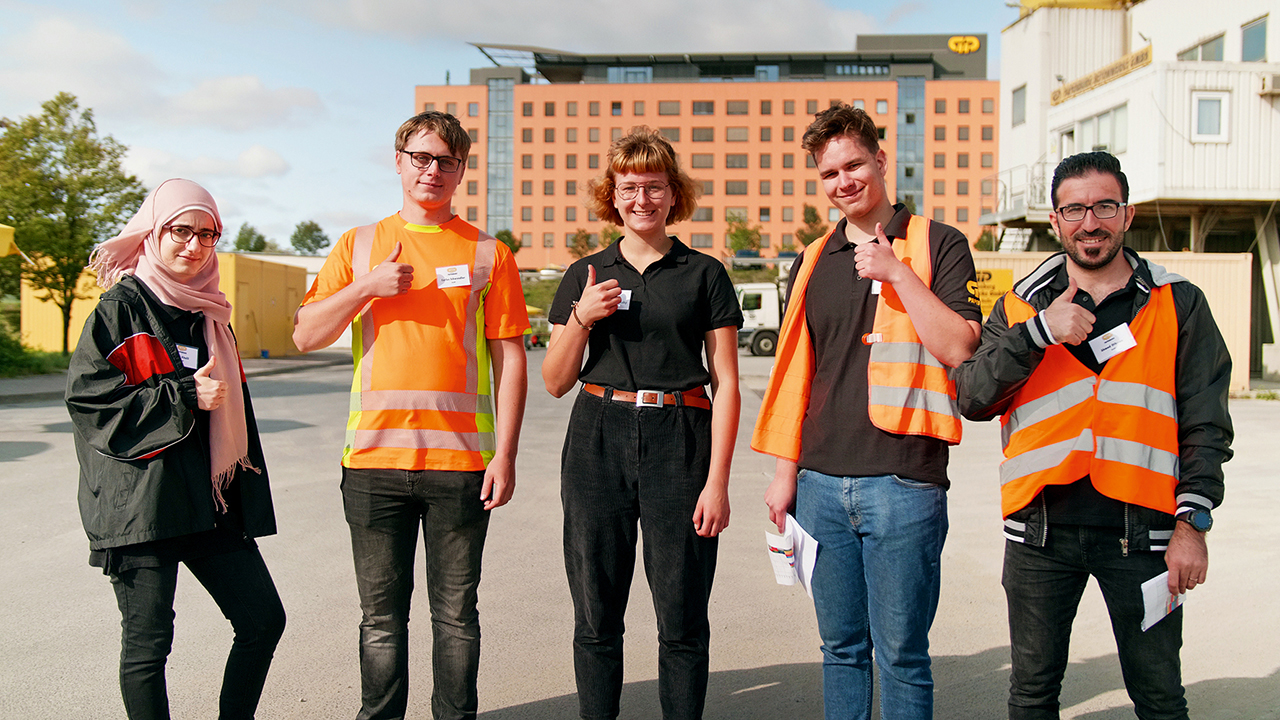 Kleine junge junger Mensch mit zum Teil Warnwesten gekleidet zeigen "Daumen hoch" in die Kamera