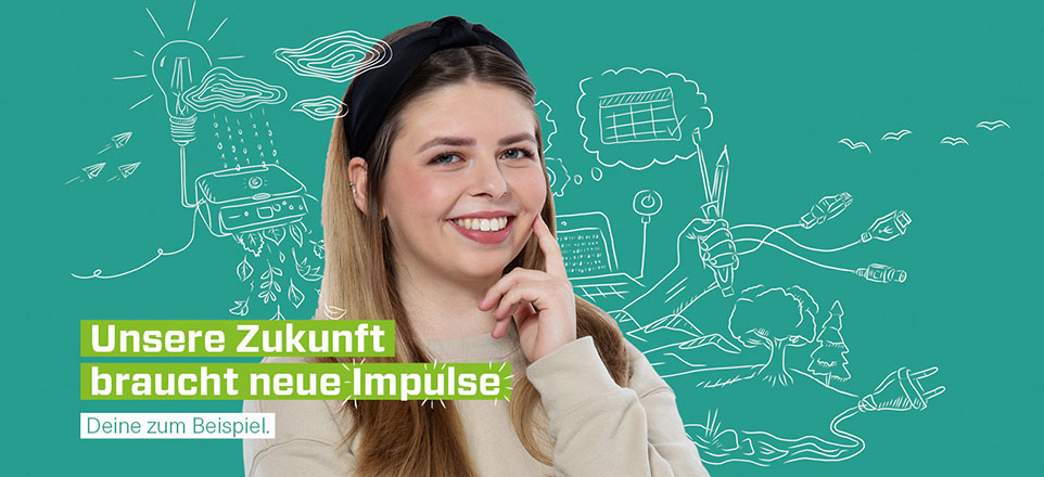 Junge lächelnde Person vor einem grünen Hintergrund mit Vektorgrafiken, Bildaufschrift: Unsere Zukunft braucht neue Impulse. Deine zum Beispiel.